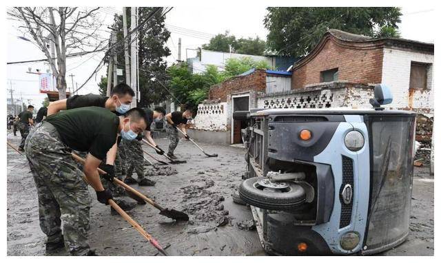 房山窦店镇苏村:百余人不眠不休80余小时 转移800余名滞留村民