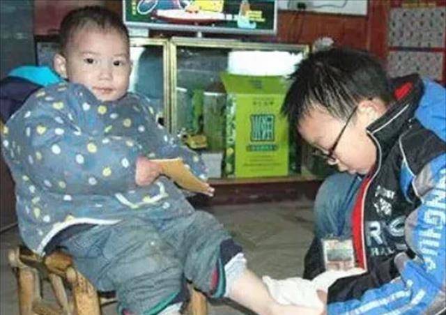 爸爸患白血病,江西10岁男孩拾荒挣医药费,2个月捡700多斤废品_莫双熠