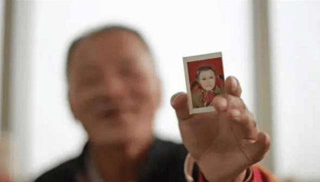 原创66岁老人男扮女装16年:每天浓妆艳抹,他有何难言之隐