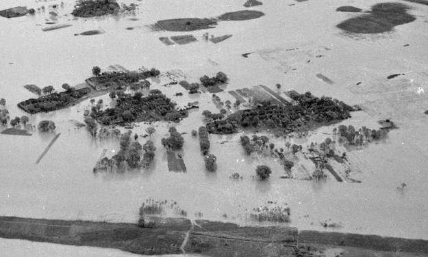 这一组老照片记录的是1938花园口决堤后,百姓流离失所,大面积黄泛区