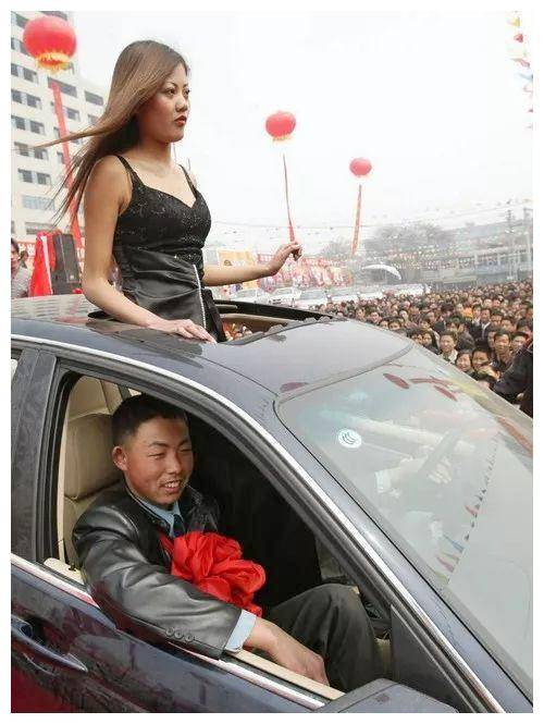 2019年女子抽奖中林肯轿车,商家说抽错了只给模型,被告上法庭