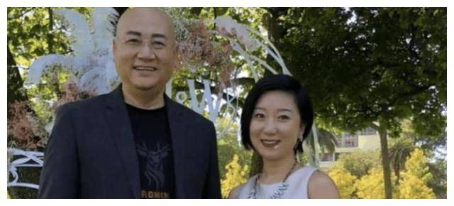 迟重瑞现身国外婚礼现场,新娘孙女颜值神似陈丽华