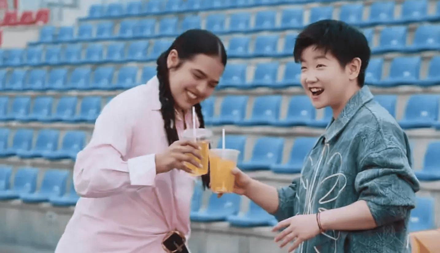 莎莎笑起来真的太明媚了,一看就是特别单纯和美好的女孩子,迪亚兹和