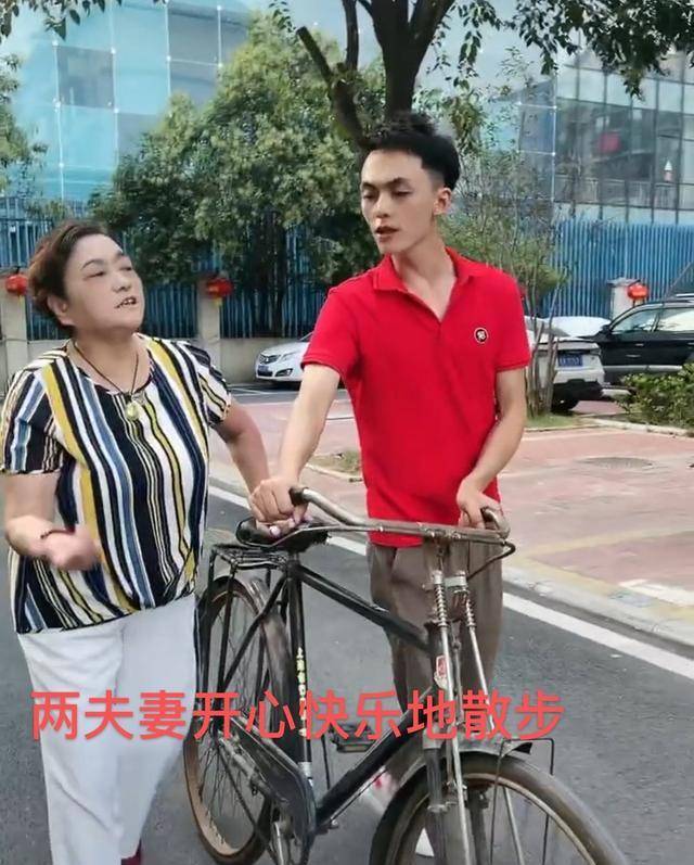 小伙爱上大妈图片