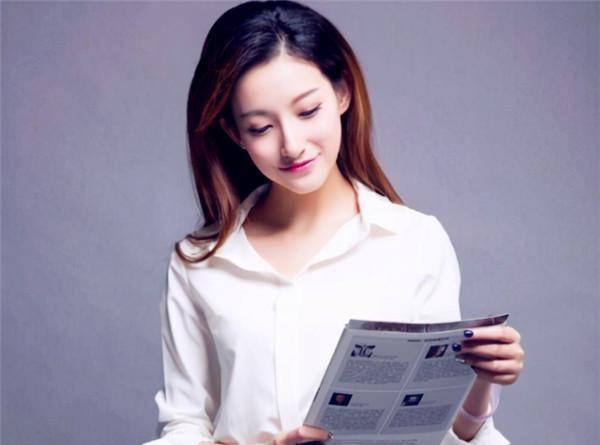 比如奚梦瑶因为在t台上摔倒而出名,本来是很正常的事情,但是却招来