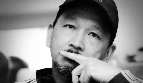 戏骨廖启智近照曝光,66岁沦落街边卖廉价衣服,网友:演技太好了