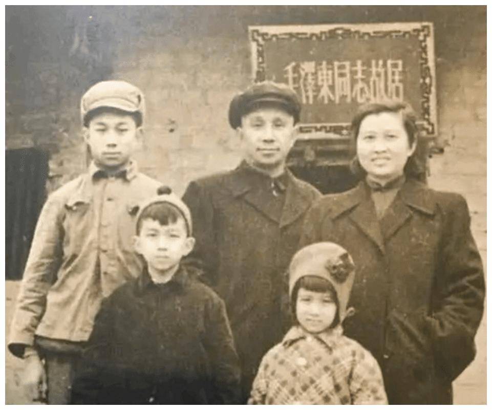 作为粟裕将军的儿子,粟寒生自幼就受到了父亲极高的要求,后来更是成为