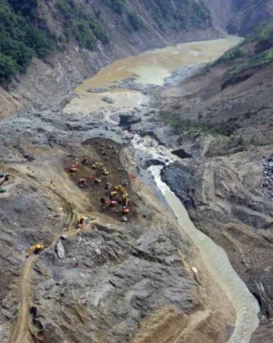 汶川地震集体火化图片