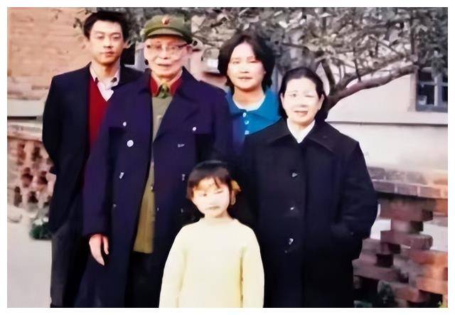 他是开国少将,曾任空军副参谋长,孙女8次荣膺"全球最美面孔"