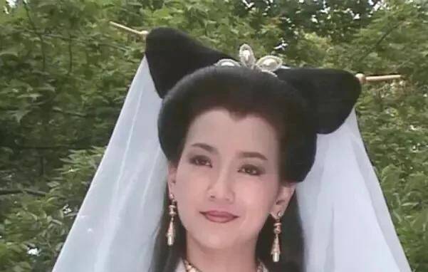 谣传在塔底发现了白色蜈蚣,这个蜈蚣是为了对付白素贞这条蛇而存在的