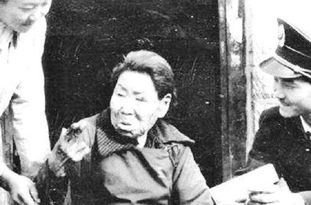 红嫂明德英:用自己的乳汁救了两位八路军战士,国防部长为她题词