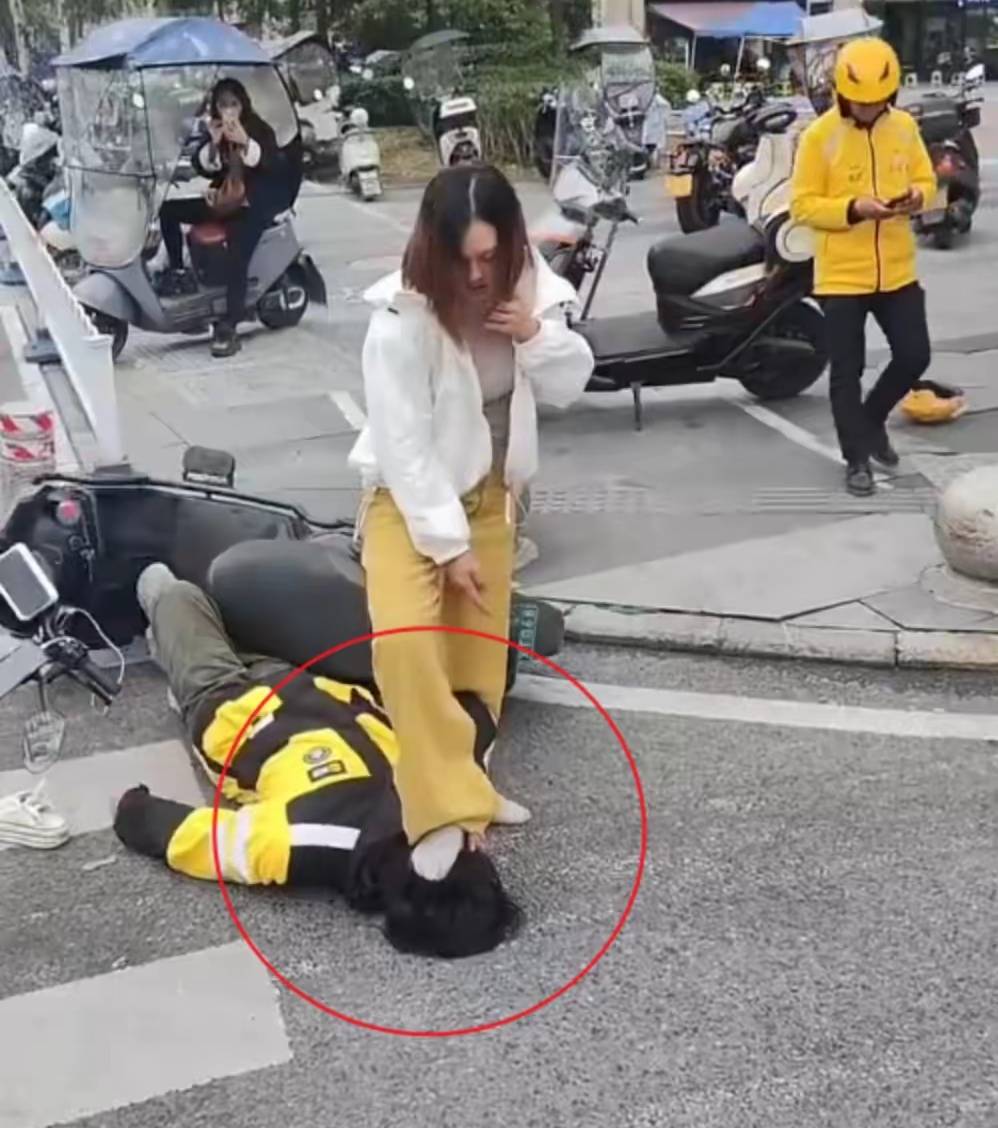 重庆醉酒女殴打外卖员被刑拘