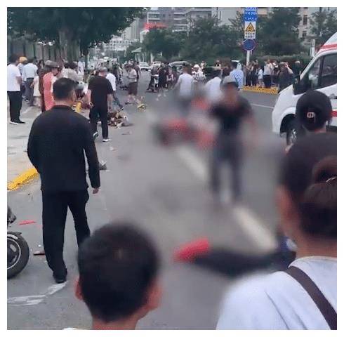 江苏盐城:24岁男子驾车撞人致2死6伤!事故现场一片狼藉