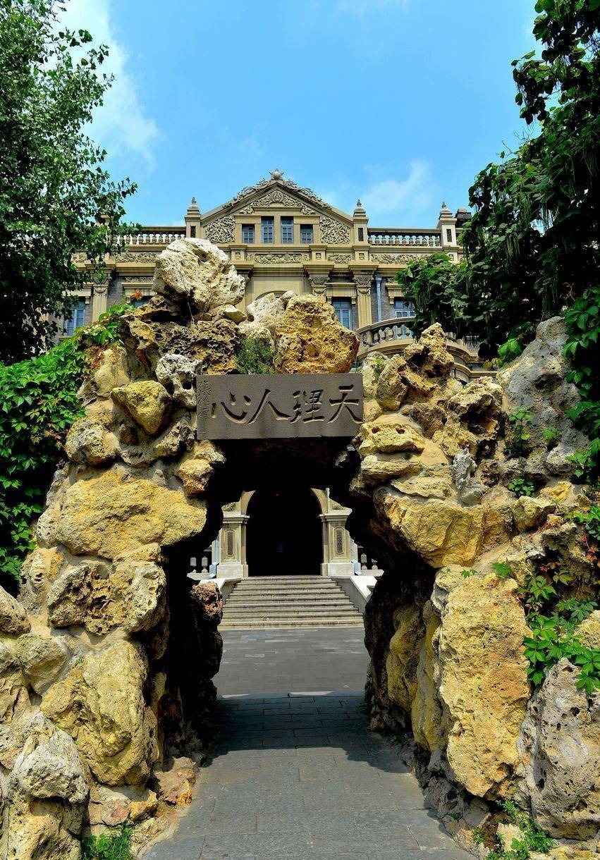 【大青楼前的假山】大青楼的假山上有张作霖的亲笔手书,"天理人心".