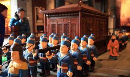 历史上张居正为父奔丧,究竟有没有坐32人抬的大轿呢?