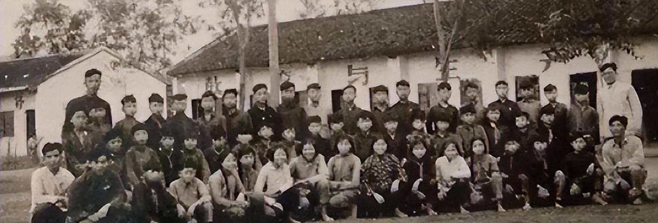 1981年，老师买20元棉鞋，26年后学生送套新房，背后的感人故事