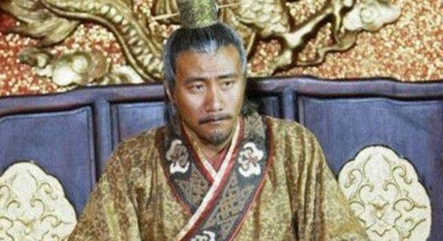 皇帝赐给大臣一块免死金牌,大臣回家一看,说:离死不远了!