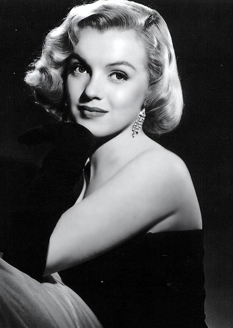 玛丽莲梦露慰问表演,寒风中身穿吊带唱跳4天,十万美军全体沸腾