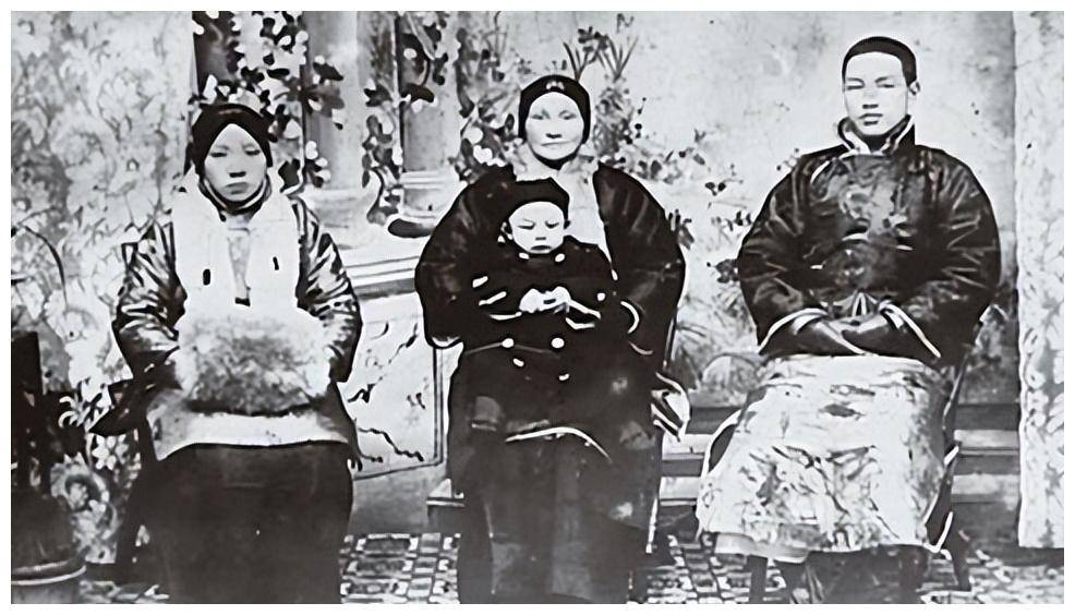 蒋介石的这段婚姻并没有得到其家人的支持,后来或许是因为姚冶诚身份