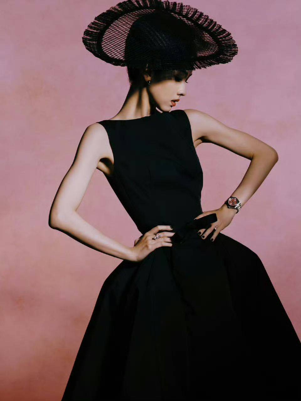 陈都灵解锁新style复古摩登赫本风造型贵族名媛气质好养眼