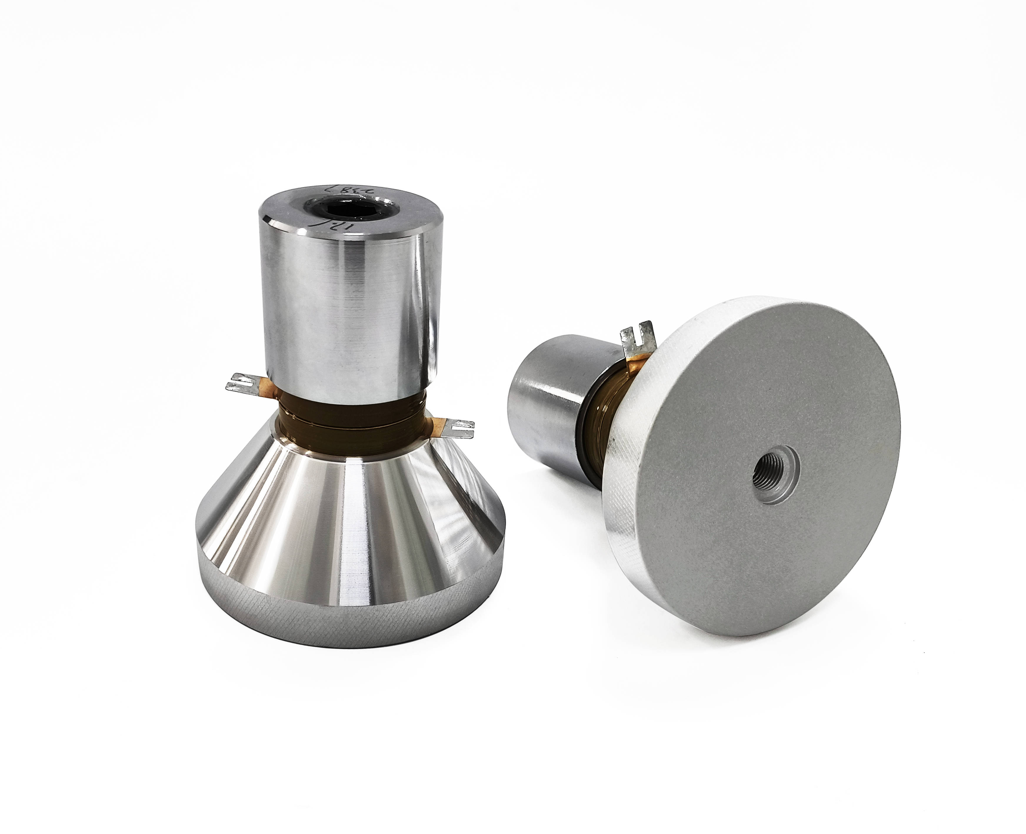 超声波换能器是如何利用超声波在水中的空化效应进行清洗的?