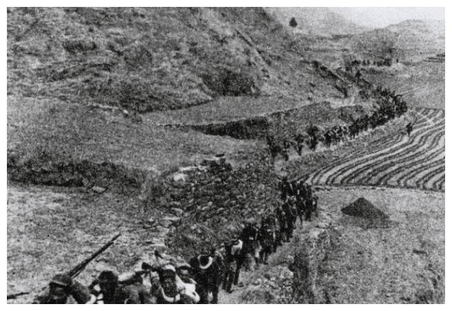 孟良崮战役部队无桥渡河,32名妇女用身体架桥,落下终身残疾