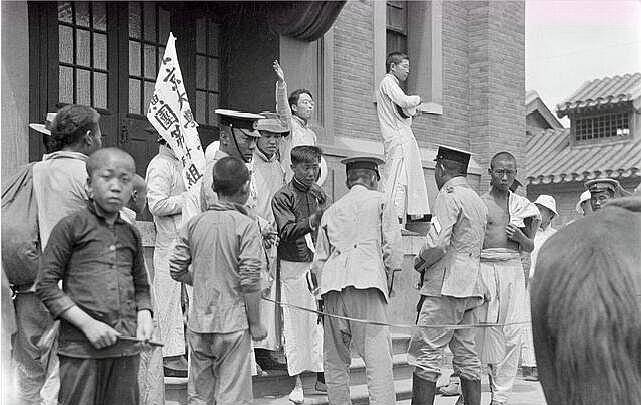 1919年五四运动旧照:北大学生和警察据理力争,这才是真正的历史