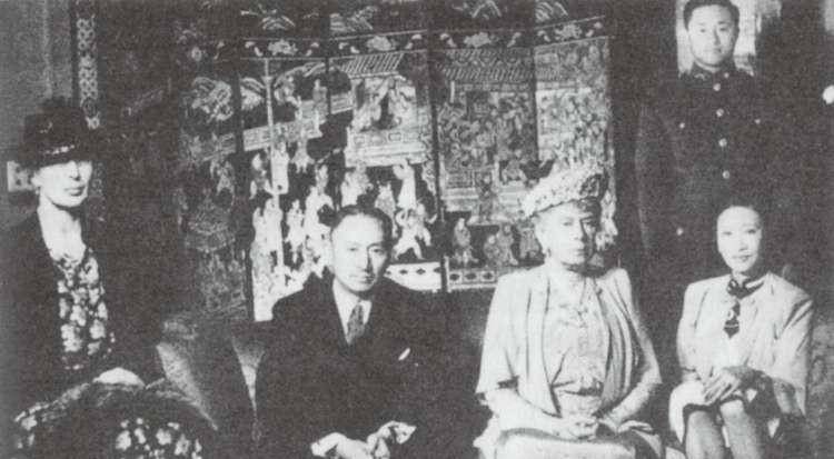 3岁收80克拉钻石,吃饭要6名仆人伺候,易钟玉的历史原型有多豪?