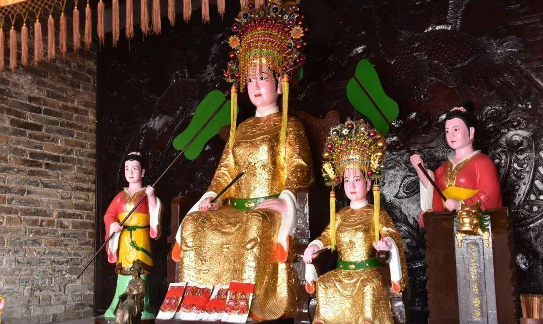 古旧的娘娘庙旁边是一座修缮一新的诚敬殿,里面供奉冼夫人和丈夫冯宝.