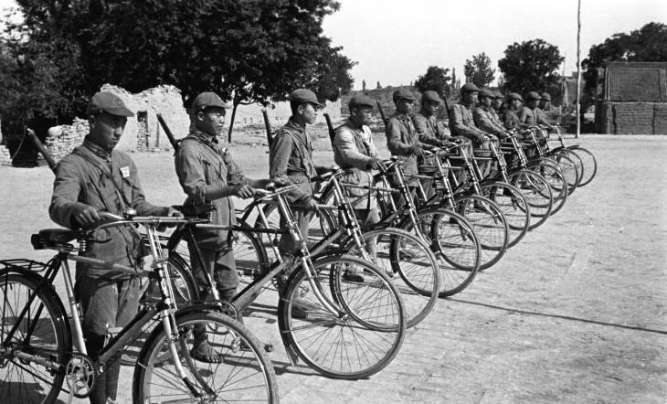 美国记者拍摄的八路军,身体瘦弱但精神抖擞,图十反映军民鱼水情