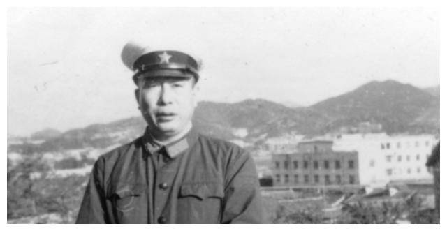 张逸民和其他战士则分散荫蔽.