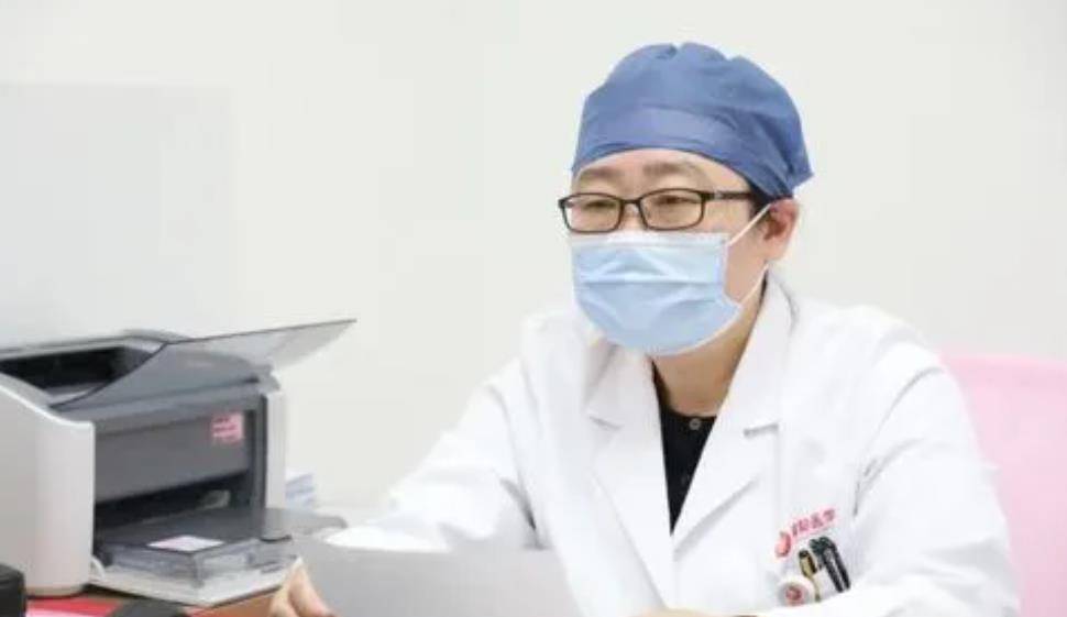 2015年,西安43岁母亲将子宫移植给22岁女儿,4年后女儿创下奇迹_杨华