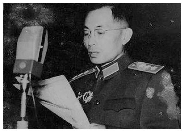 传奇上将叶飞：脑袋中弹未死，敌人又补2枪还是未死，有双重国籍_特务_男子_笔记本