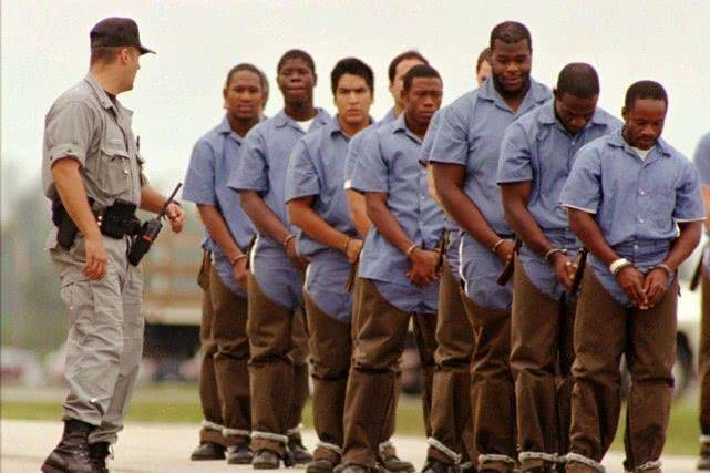 美国黑老大在监狱作威作福:买通13个狱警,4个女狱警甘愿献身