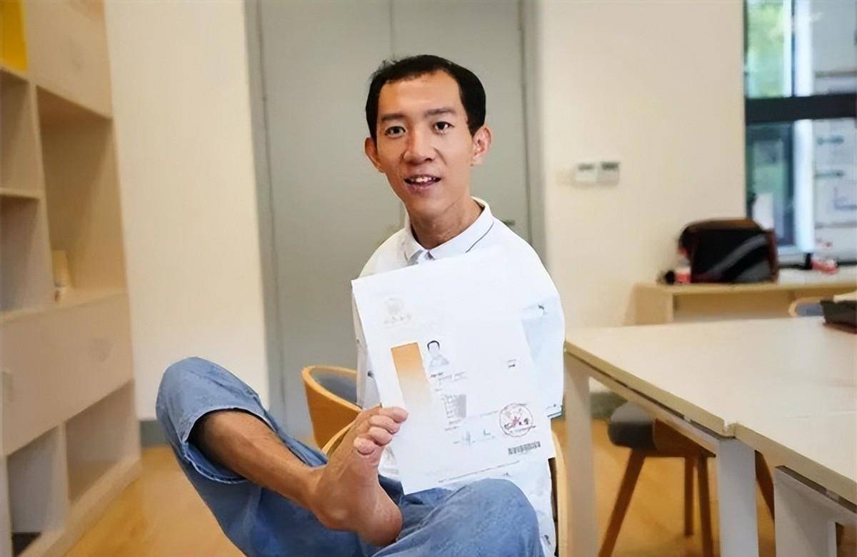 "无臂少年"彭超,6岁失去双臂,用双脚高考,他考了多少分
