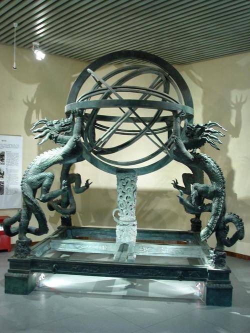 张衡地动仪为何被教科书删除?老院士:房梁下吊块肉都比那个强