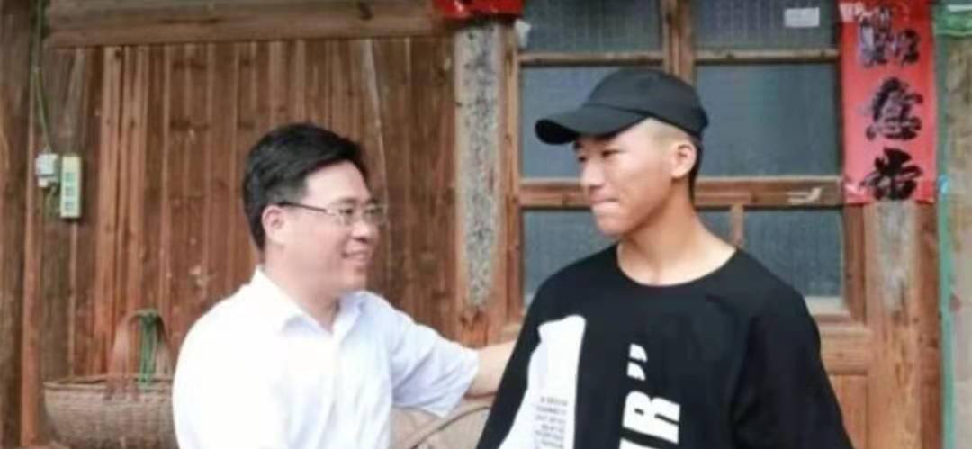 2018年,卖西瓜凑学费的励志男孩李恩惠,如今大学毕业怎么样了