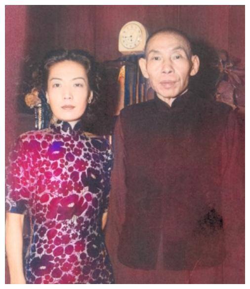 的母亲筱兰英带着她和妹妹来到"黄金荣大戏院"表演,结果被杜月笙相