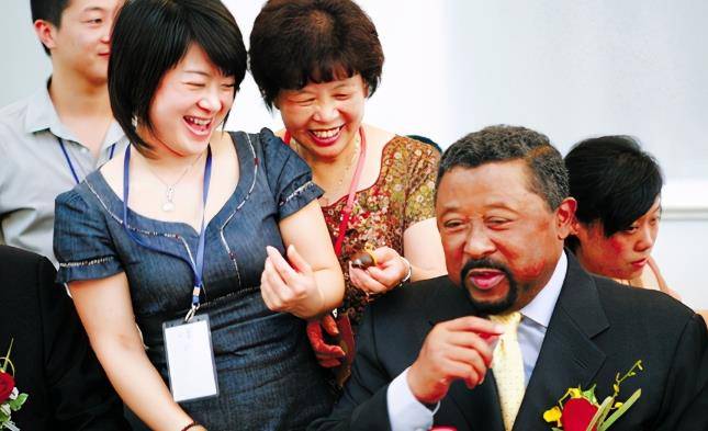 一位温州人的儿子在非洲"当选"总统,多次回中国省亲,还不想走_加蓬