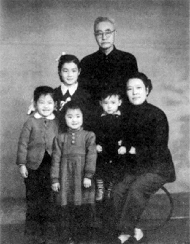 顾颉刚和夫人张静秋及子女合影情情爱爱毕竟只是小计,国难民瘼之时