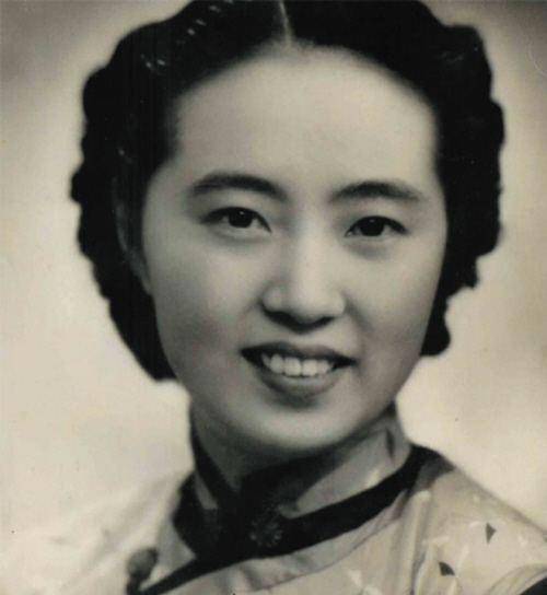 她被称为"民国奇女子",博学多才,最后皈依三宝,终生未嫁_秋瑾并_诗词