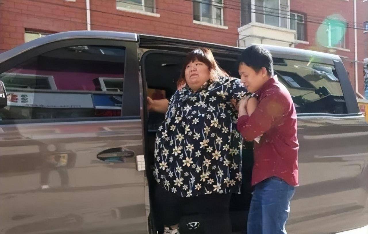 被老公喂胖至300多斤,女孩把木床都睡塌,丈母娘:不要对她好了