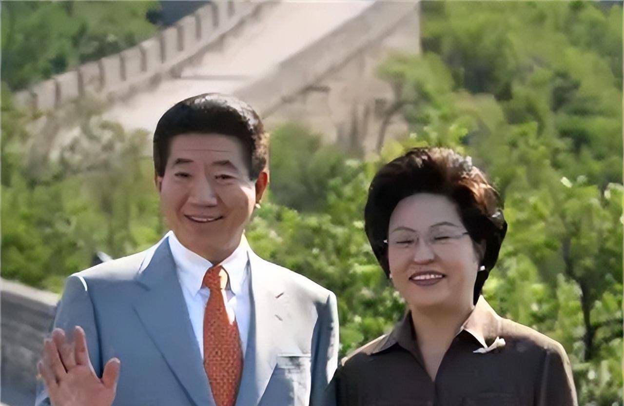 2009年韩国前总统卢武铉跳崖身亡后,儿子赴中国发展,女儿获刑