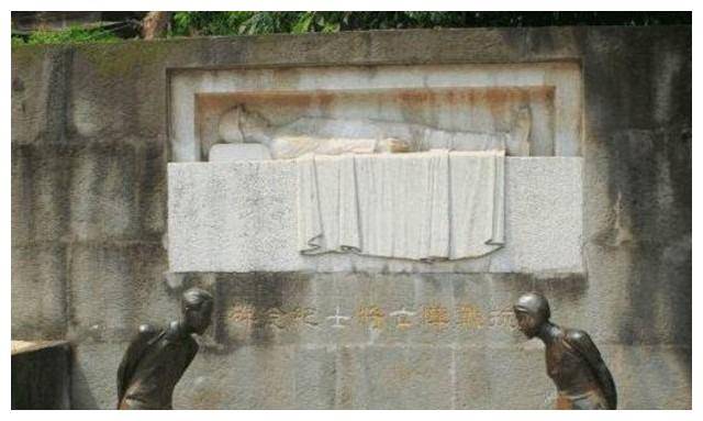汪精卫后人回南京祭拜,看到父母的跪像,含泪说:做错事该受惩罚