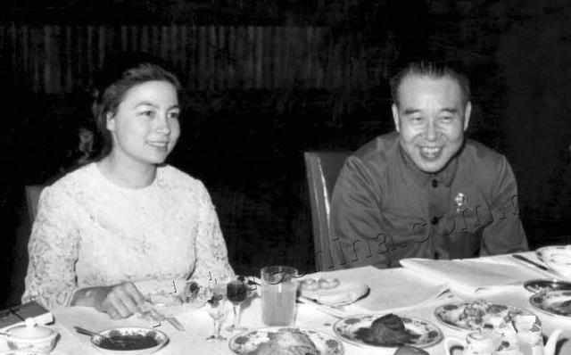 (莫尼列·伊吉在中国,右边是黄永胜上将)西哈努克的第五个妻子是他的