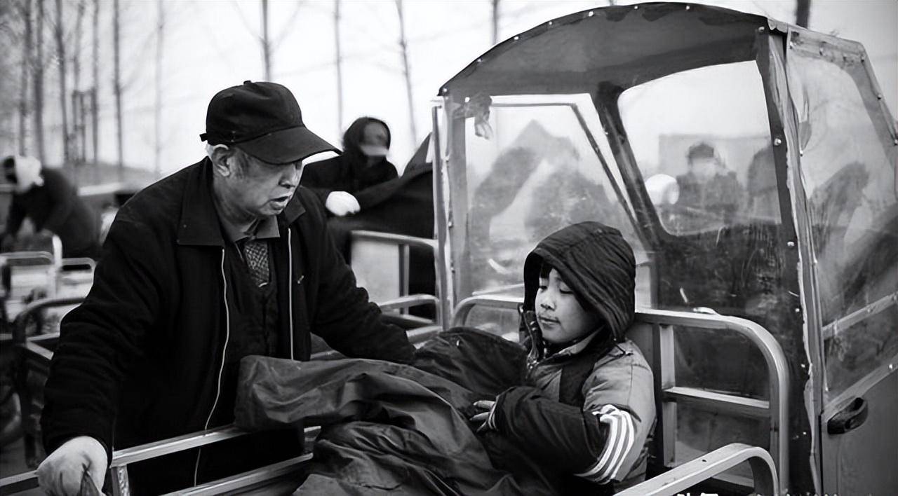 一家人对于杨锁的照顾,那真的是"含在嘴里怕化了,捏在手里怕碎了.