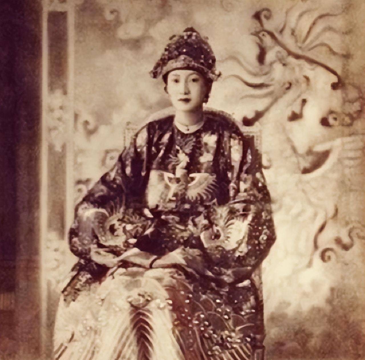 越南皇后曾受万人追捧,却被越南皇帝无情抛弃,最后病死异乡