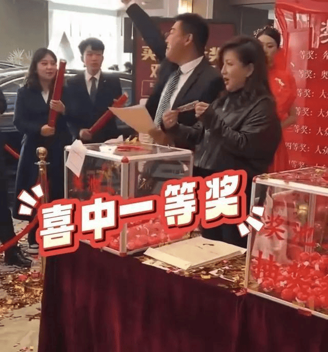 女子购房抽奖得迈巴赫,其子:是真的,自己也不相信,有10年使用权而非