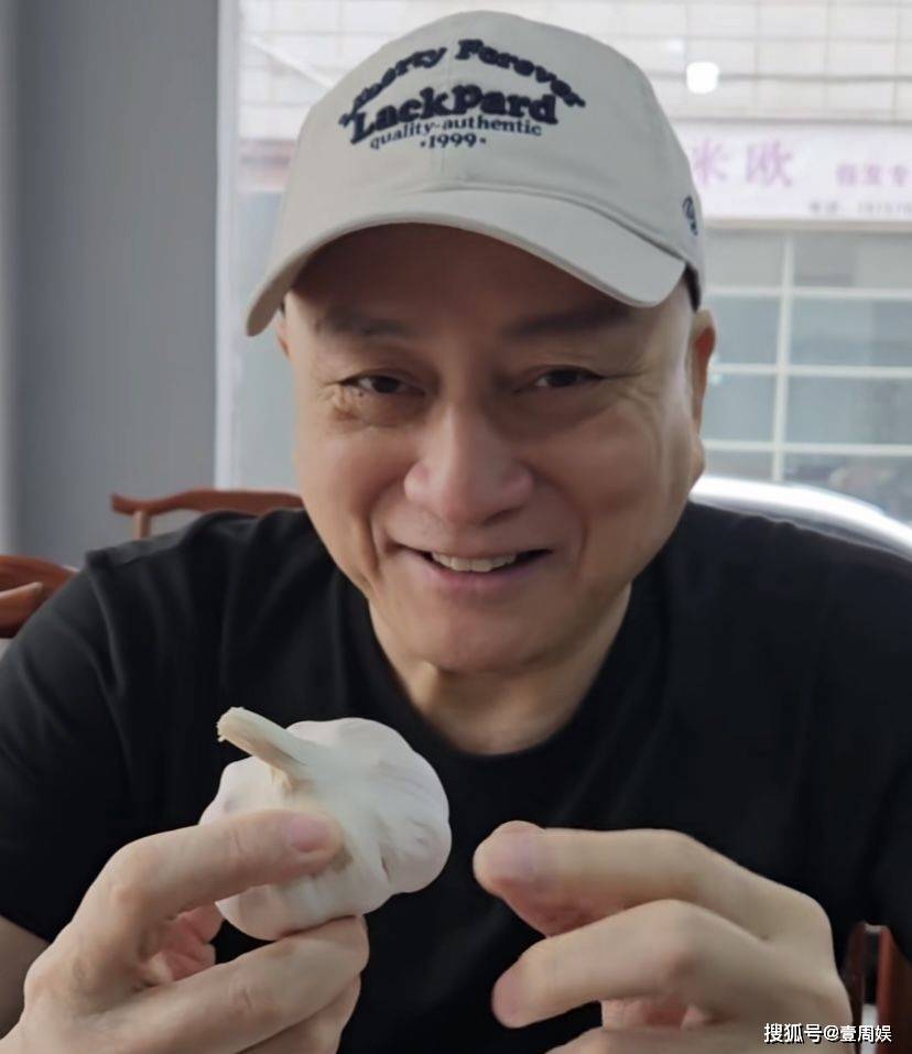 港星汤镇业在横店吃面,被大蒜辣出表情包,跟娇妻结婚16年长居内地