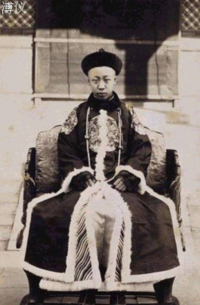 小皇帝来到了老家醇亲王府,虽然父亲载沣对他毕恭毕敬,但却急不可待地